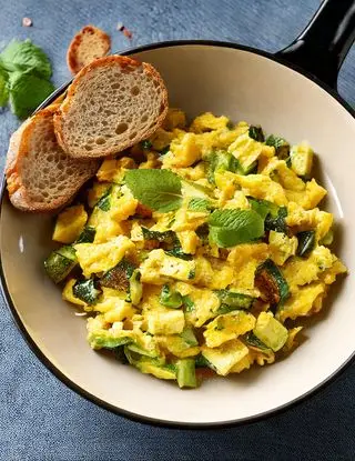 Ricetta Uova strapazzate con zucchine e menta e pane croccante di eltamain