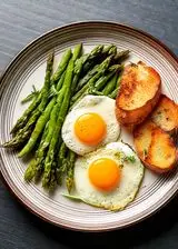 Ricetta Uova occhio di bue con asparagi grigliati e pane croccante