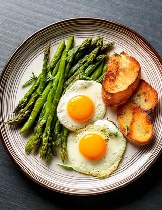 Ricetta Uova occhio di bue con asparagi grigliati e pane croccante di eltamain