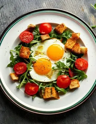 Ricetta Uova occhio di bue con rucola e pomodorini con crostini di eltamain