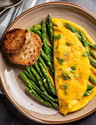 Ricetta Omelette con asparagi e pane croccante di heltamain