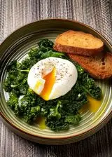 Ricetta Uova in camicia con cavolo nero e pane croccante