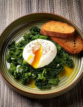 Ricetta Uova in camicia con cavolo nero e pane croccante di eltamain