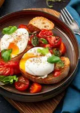 Ricetta Uova in camicia con pomodori arrosto e basilico e pane croccante