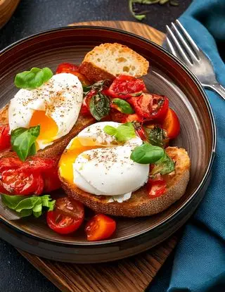 Ricetta Uova in camicia con pomodori arrosto e basilico e pane croccante di eltamain