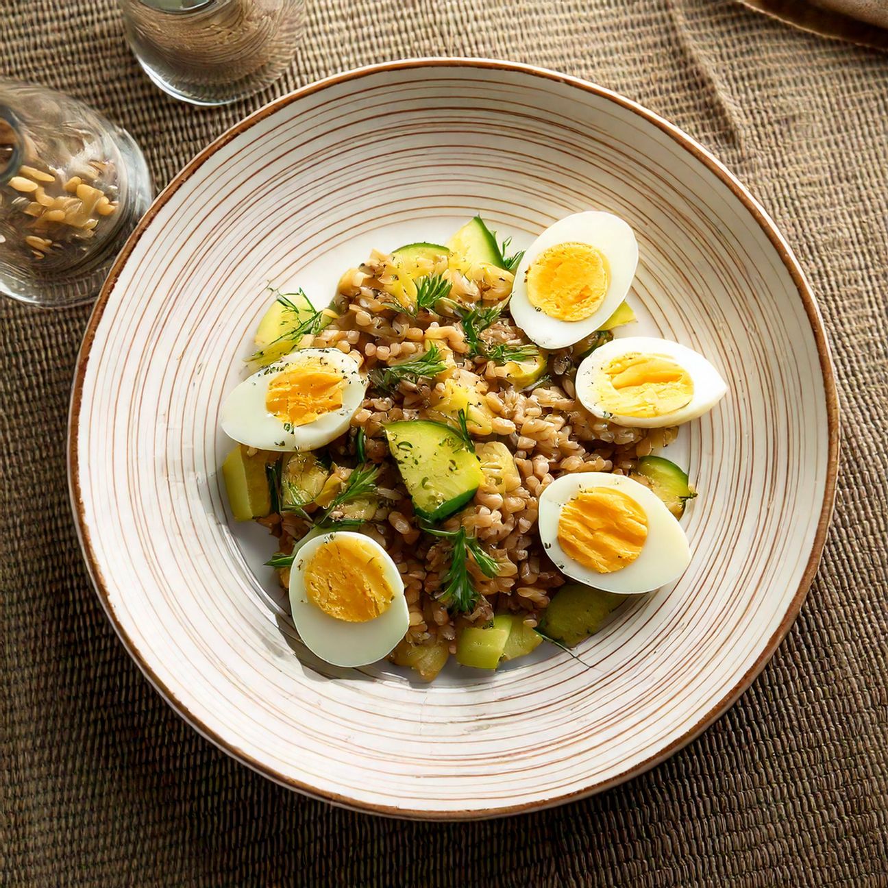 Farro con uova sode e zucchine
