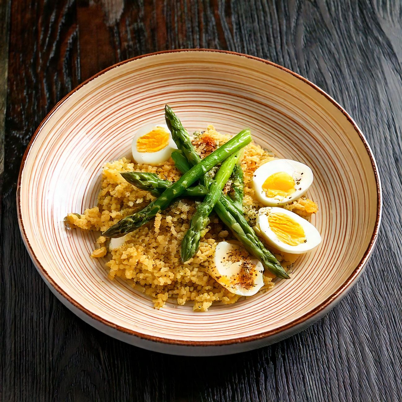 Cous cous con uova sode e asparagi