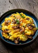 Ricetta Uova strapazzate con patate e funghi
