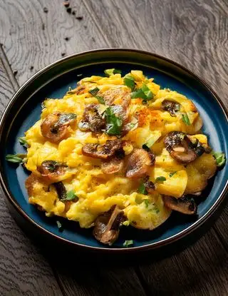 Ricetta Uova strapazzate con patate e funghi di eltamain