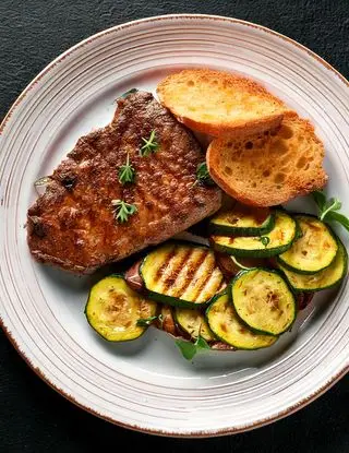 Ricetta Filetto di vitello con zucchine grigliate e pane croccante di heltamain