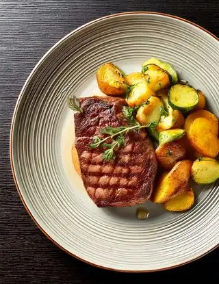 Ricetta Bistecca di vitello con zucchine e patate di heltamain