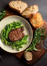 Ricetta Bistecca di vitello con fagiolini e rucola con pane croccante