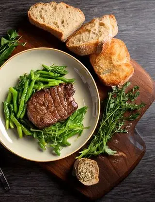 Ricetta Bistecca di vitello con fagiolini e rucola con pane croccante di heltamain