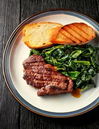 Ricetta Bistecca di manzo con bieta cotta e pane croccante di heltamain