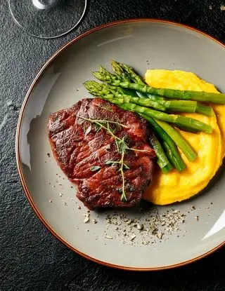 Ricetta Bistecca di manzo con polenta e asparagi di heltamain