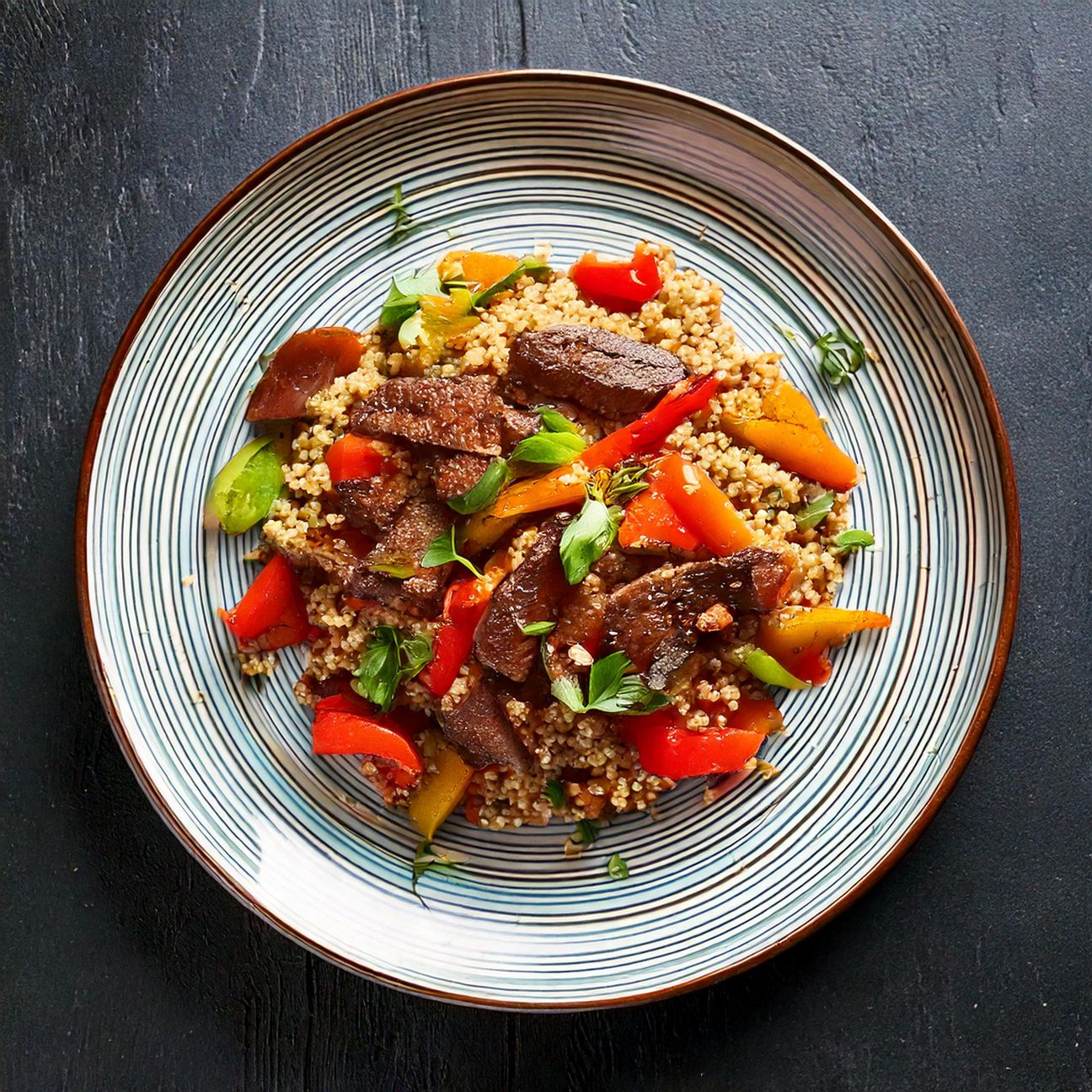 Straccetti di vitello con quinoa e peperoni
