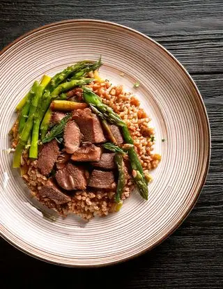 Ricetta Straccetti di manzo con orzo e asparagi di eltamain