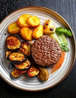 Ricetta Hamburger di Vitello con Patate al Forno e Melanzane di heltamain