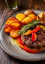 Ricetta Hamburger di Manzo con Patate al Rosmarino e Peperoni