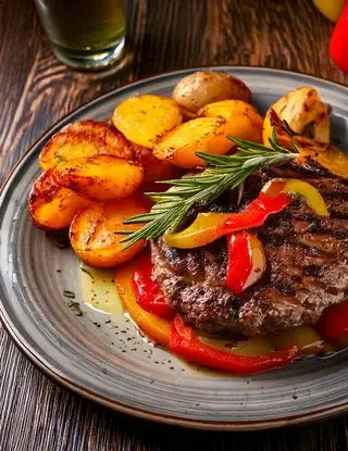 Ricetta Hamburger di Manzo con Patate al Rosmarino e Peperoni di heltamain