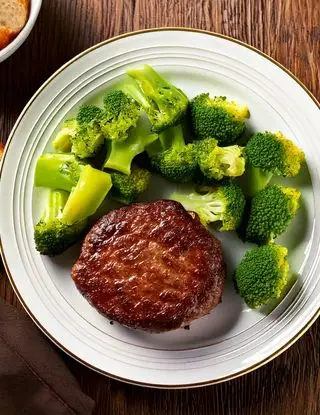 Ricetta Hamburger di Manzo con Broccoli e Pane Croccante di heltamain