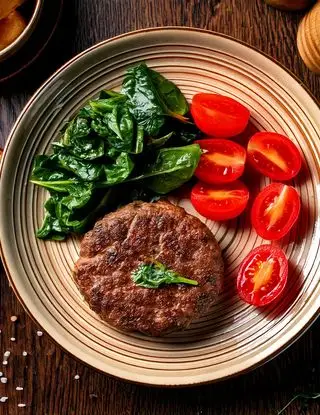 Ricetta Hamburger di Vitello con Spinaci e Pomodori e pane croccante di heltamain