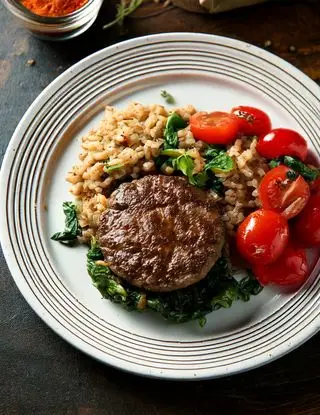 Ricetta Hamburger di Manzo con Orzo Spinaci e Pomodorini di heltamain