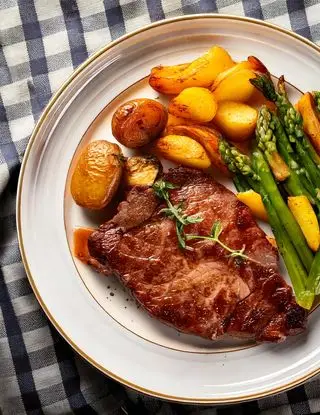 Ricetta Fettina di Vitello con Patate Arrosto e Asparagi Saltati in Padella di heltamain