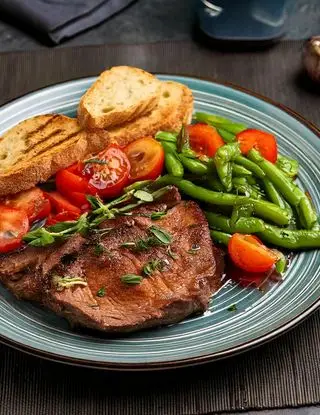 Ricetta Fettina di Vitello con Insalata di Pomodori e Fagiolini e Pane croccante di heltamain