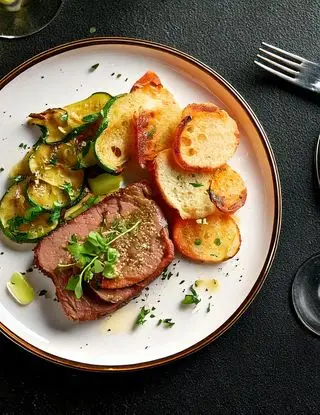 Ricetta Fettina di Vitello, zucchine e pane croccante di heltamain