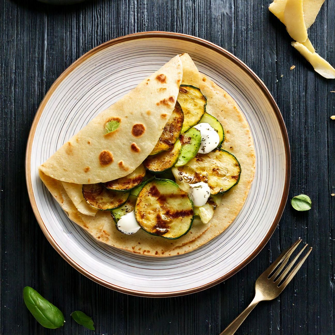 Piadina con mozzarella e zucchine grigliate