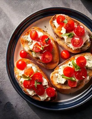 Ricetta Crostini con robiola e pomodorini di heltamain