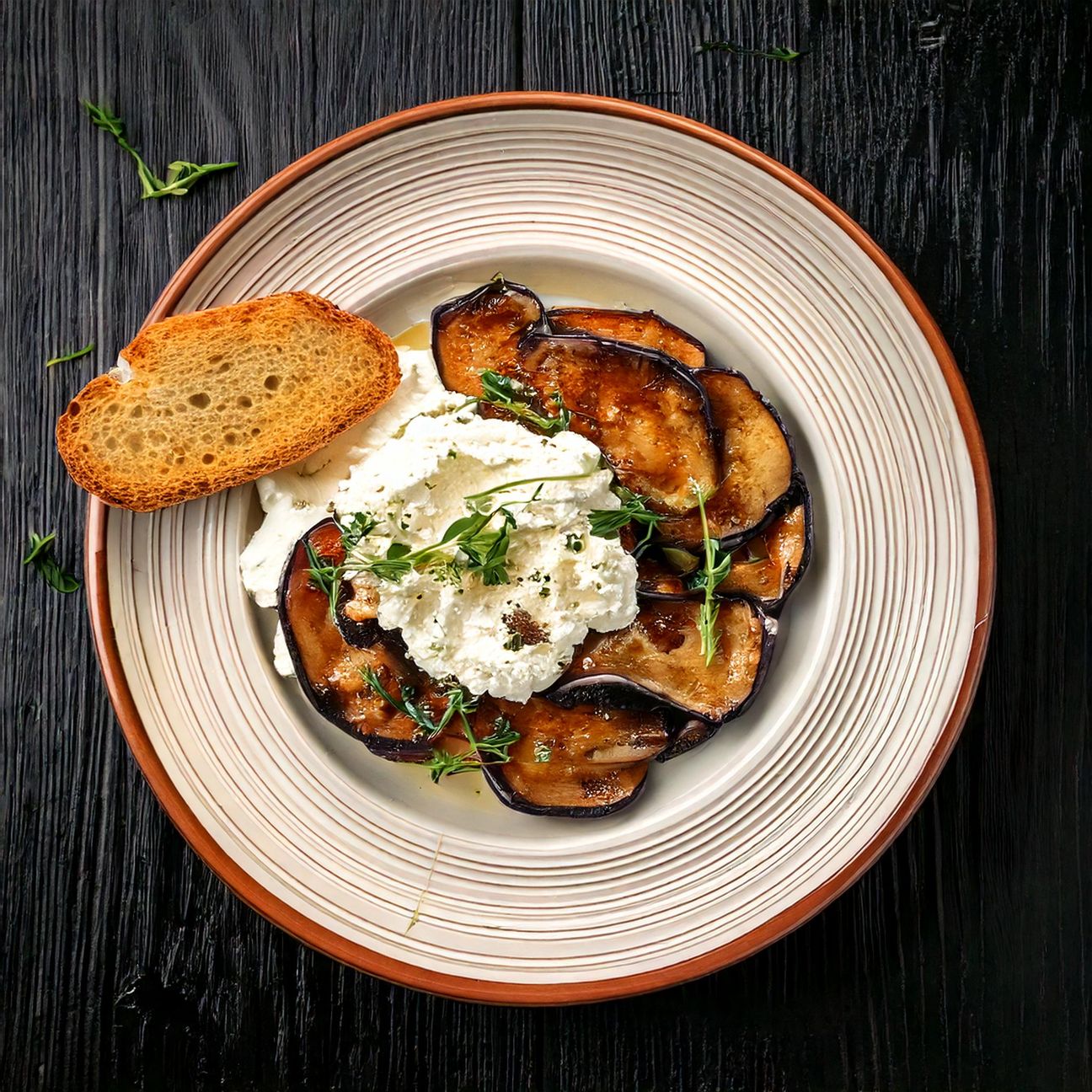 Ricotta con melanzane e pane croccante