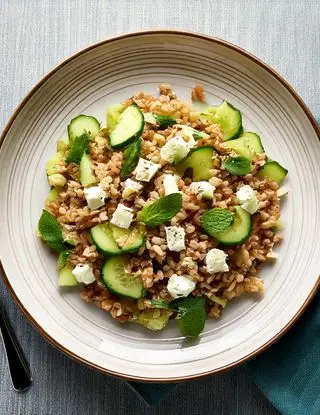 Ricetta Insalata di orzo con feta, cetrioli e menta di heltamain