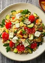 Ricetta Insalata di riso con feta, zucchine e pomodori