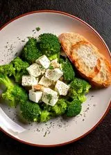 Ricetta Feta con broccoli e pane croccante