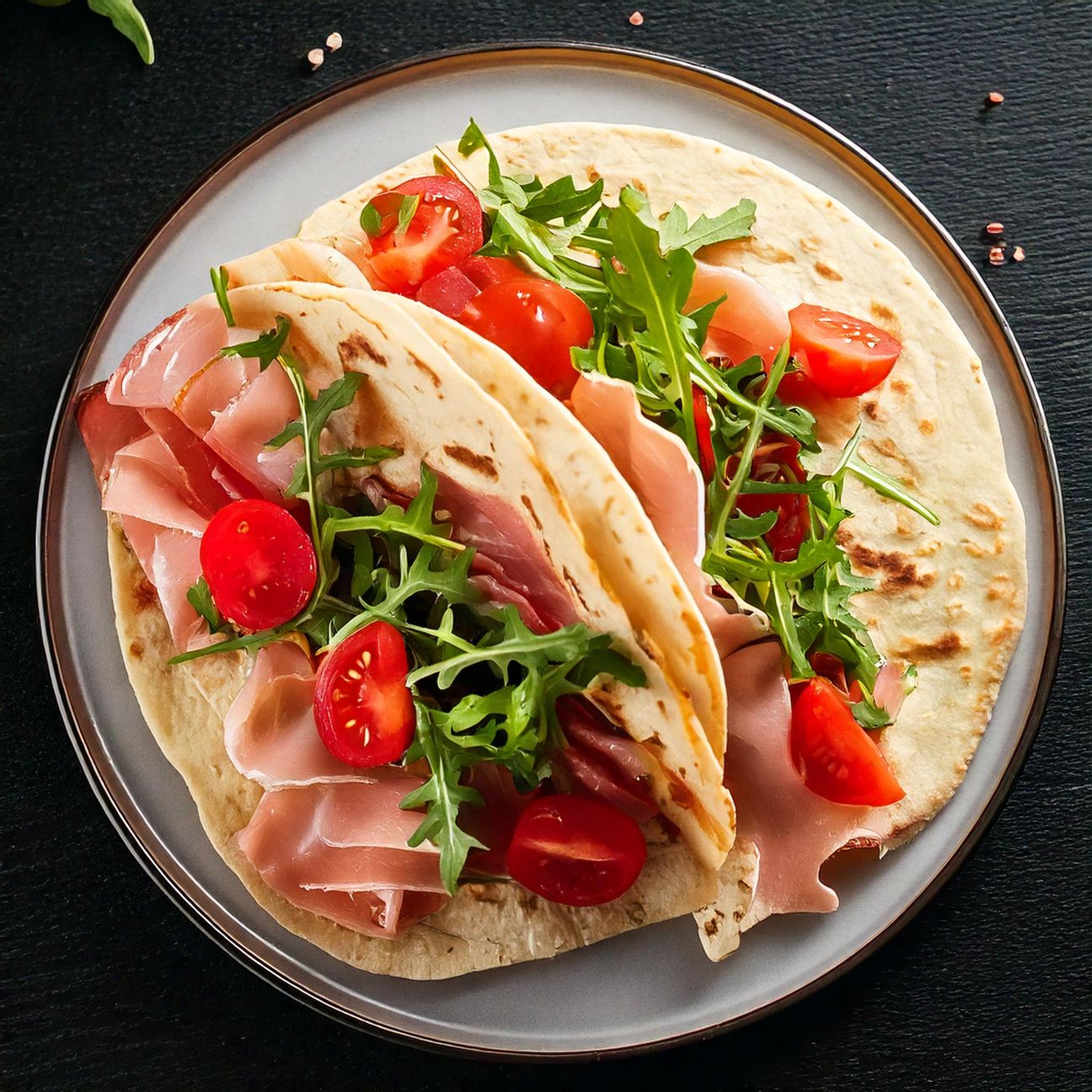 Piadina con prosciutto cotto, rucola e pomodorini