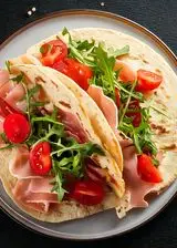 Ricetta Piadina con prosciutto cotto, rucola e pomodorini