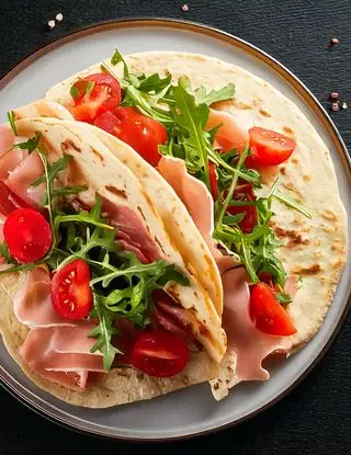 Ricetta Piadina con prosciutto cotto, rucola e pomodorini di eltamain