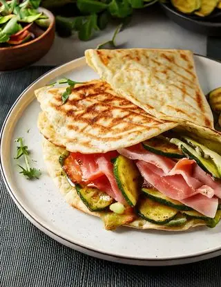 Ricetta Piadina con prosciutto cotto e zucchine grigliate di eltamain