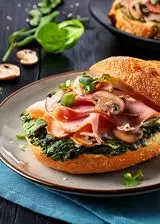 Ricetta Panino con prosciuttocotto, funghi e cavolo nero