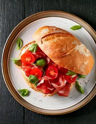 Ricetta Panino con prosciutto crudo, pomodori e basilico di heltamain