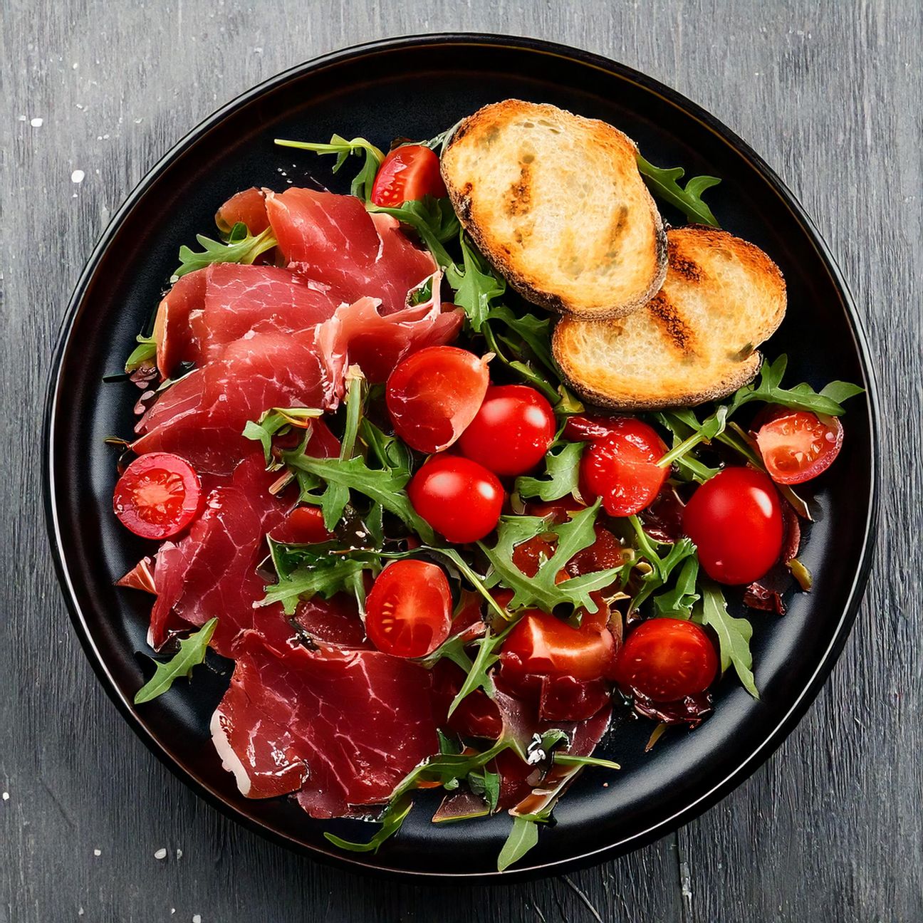 Bresaola, rucola e pomodorini con pane tostato