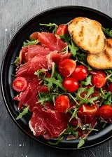 Ricetta Bresaola, rucola e pomodorini con pane tostato
