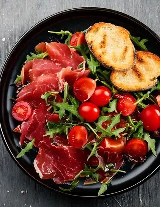 Ricetta Bresaola, rucola e pomodorini con pane tostato di heltamain