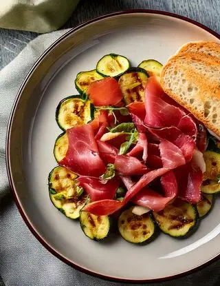 Ricetta Bresaola con zucchine grigliate e pane di heltamain