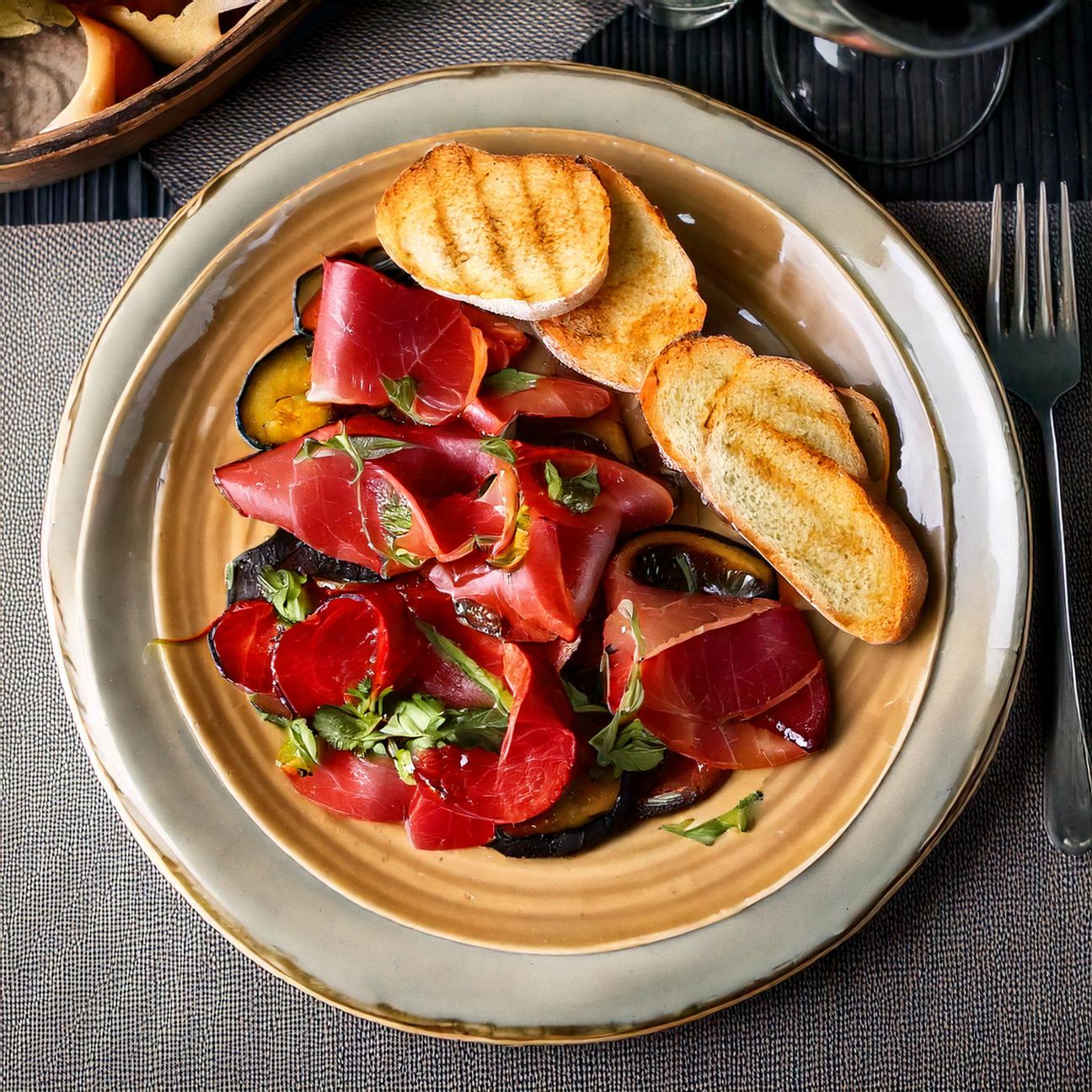 Bresaola con melanzanegrigliate e pane tostato