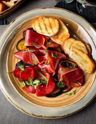 Ricetta Bresaola con melanzanegrigliate e pane tostato di heltamain