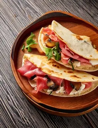 Ricetta Piadina con prosciutto crudo, crescenza e funghi grigliati di heltamain