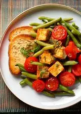 Ricetta Tofu con Fagiolini e Pomodori e Pane Croccante